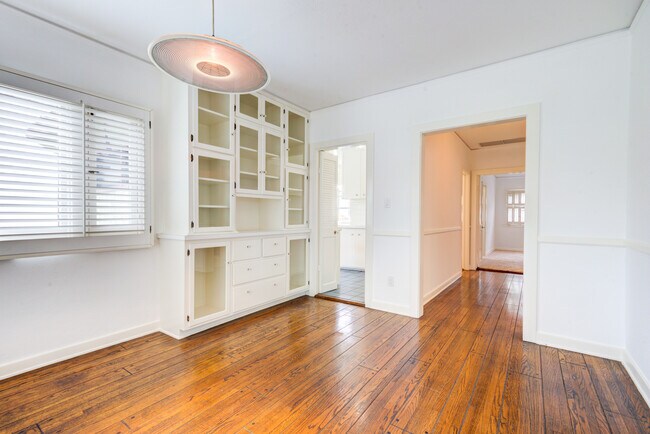 Building Photo - 556 Radcliffe Ave