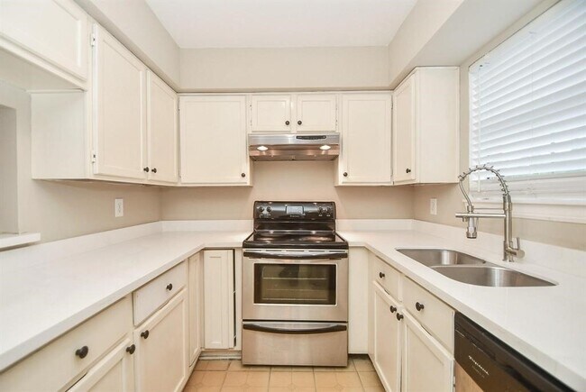 Building Photo - 3150 Walnut Bend Ln