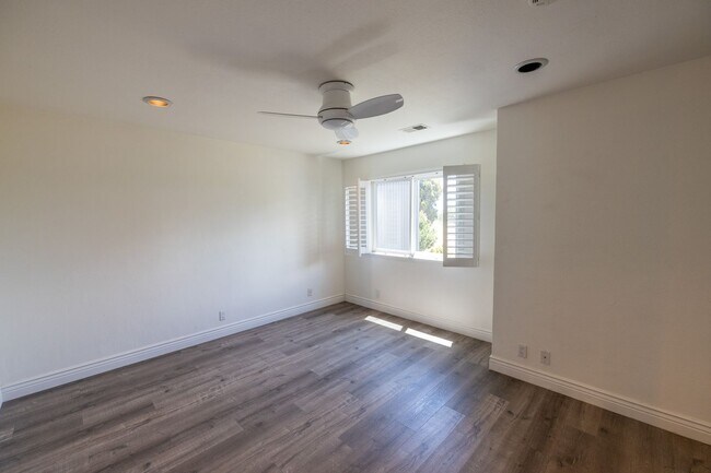 Building Photo - 996 Silverado Ct
