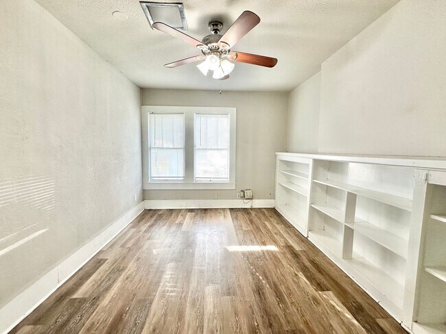 Building Photo - 2613 N Elm St