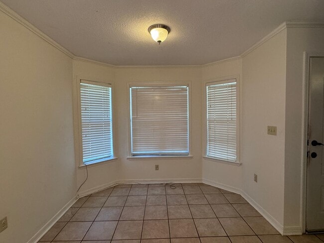 Building Photo - 207 Pinoak Ct