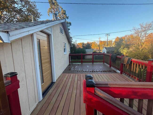 Building Photo - Central Roseville - 1 Bed, 1 Bath - New Flooring & Paint - Large Deck great for Entertaining!