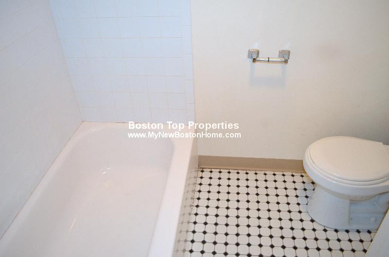 Building Photo - 1050 Hancock St