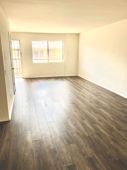 Building Photo - 1759 N Mariposa Ave
