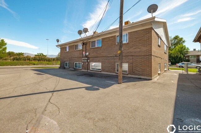 Building Photo - 1600 Ivy Cir