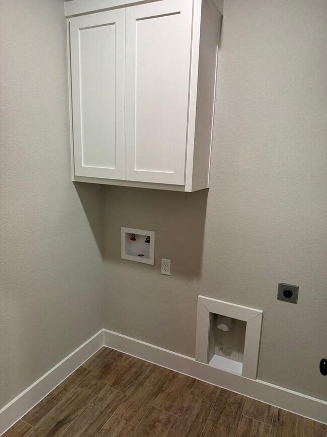 Building Photo - 3/2/2 - FIREPLACE - MUDROOM - GODLEY ISD