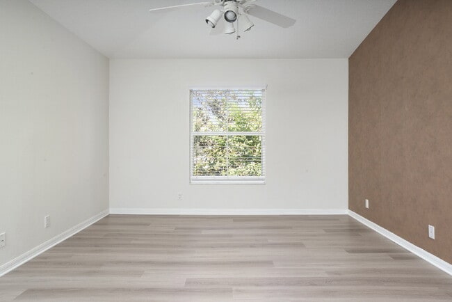 Building Photo - Pinellas Park, Gated Townhome Community 3/2.5/2CG