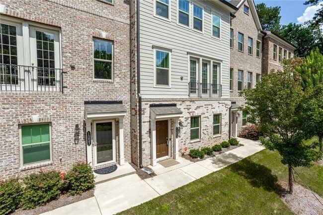Building Photo - Large 3 Bedroom Luxury Townhome on Silver ...