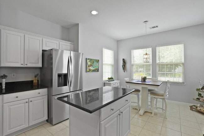 Building Photo - 211 Hampton Cir