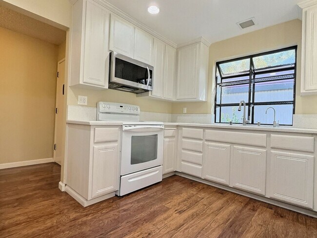 Building Photo - 3 BD/2 BA Gorgeous Pet-Friendly Home in Fa...