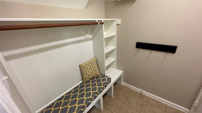 Building Photo - 25106 Jaymarr Ct