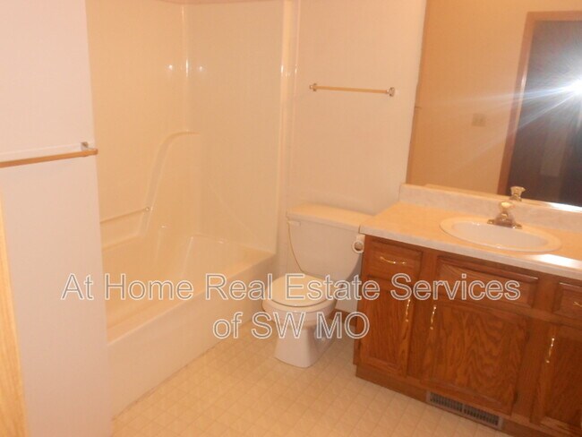 Building Photo - 807 Foxx Dr