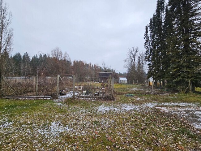 Building Photo - 3710 E Chattaroy Rd