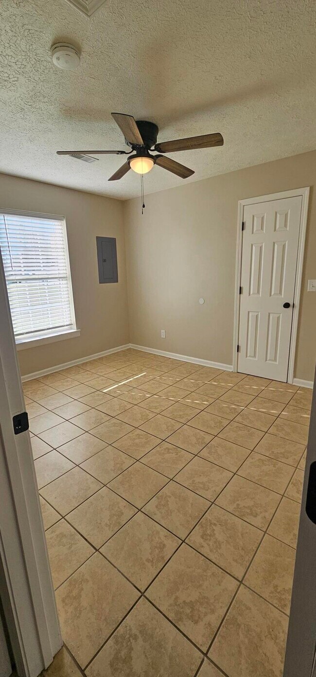 Building Photo - 811 17th Ave