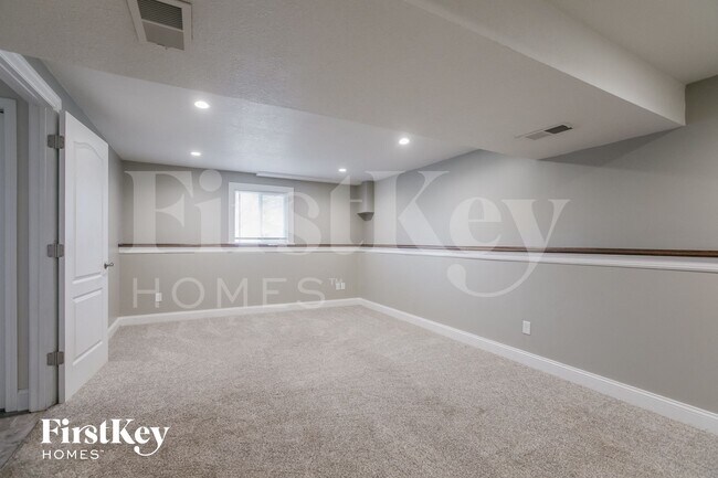 Building Photo - 810 York Dr