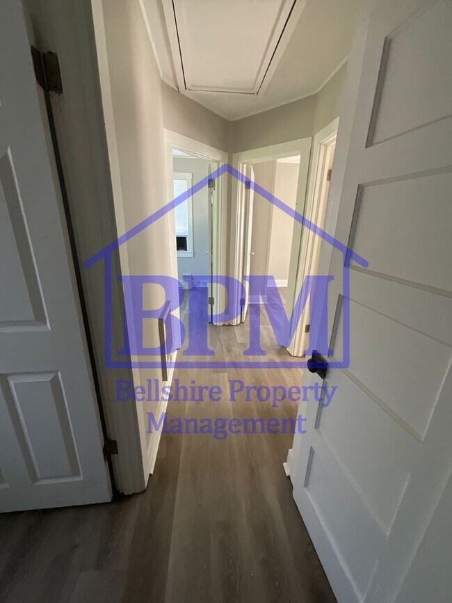 Building Photo - Freshly Renovated 3 Bed, 1 Bath Duplex – G...