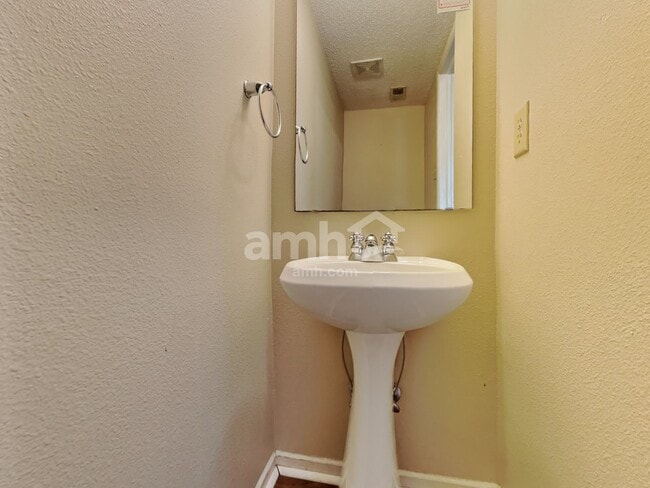 Building Photo - 5622 N Jefferson Dr