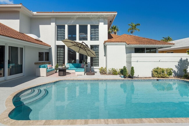 Building Photo - 3050 NE 43rd St