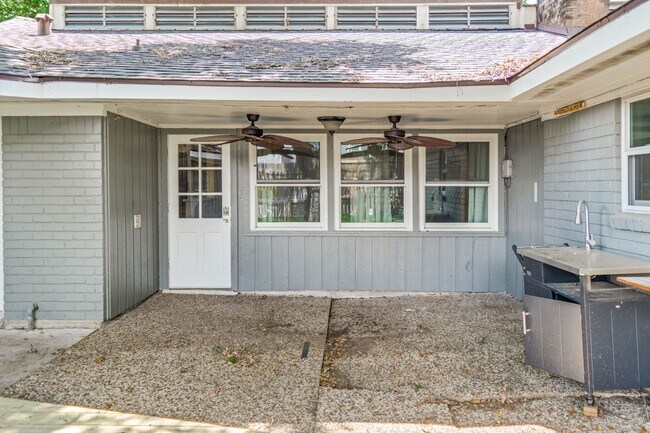 Building Photo - One-Story Home for Rent in Walnut Bend, Ho...