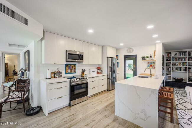 Building Photo - 8133 N 16th Dr