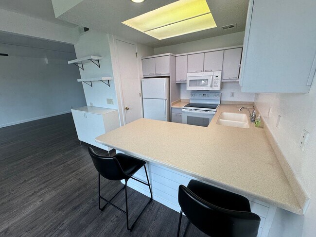 Building Photo - Recently updated condo with gym, pool, and...