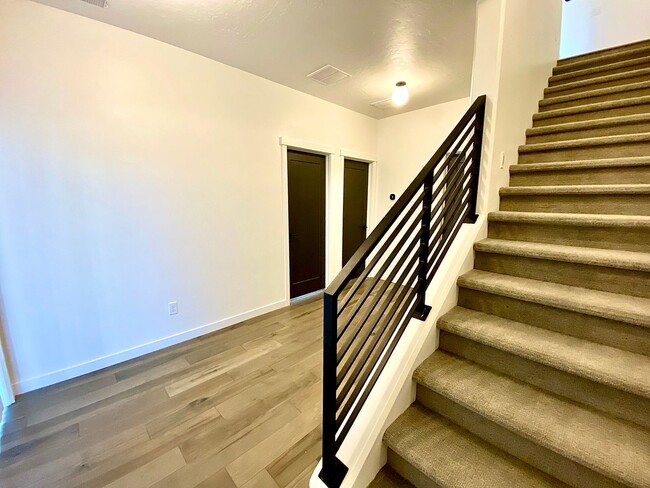 Building Photo - 1258 E Echelon Rdg Ln