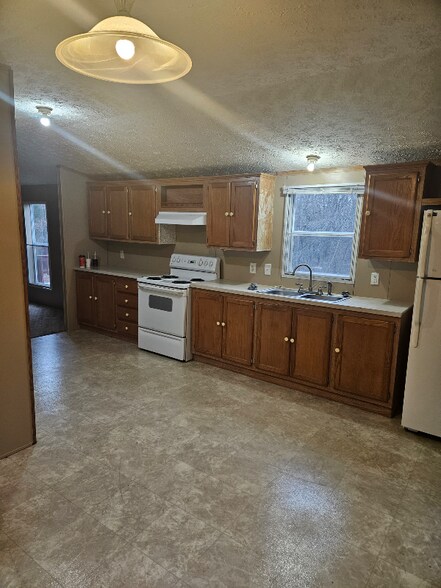 Building Photo - 910 Roach Rd