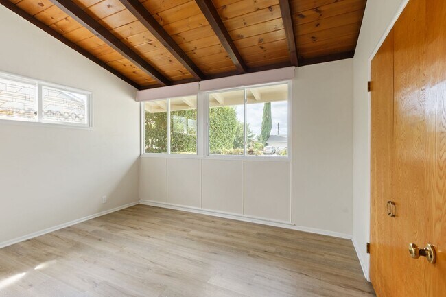 Building Photo - Charming Mid-Century 3-Bedroom Home in Win...
