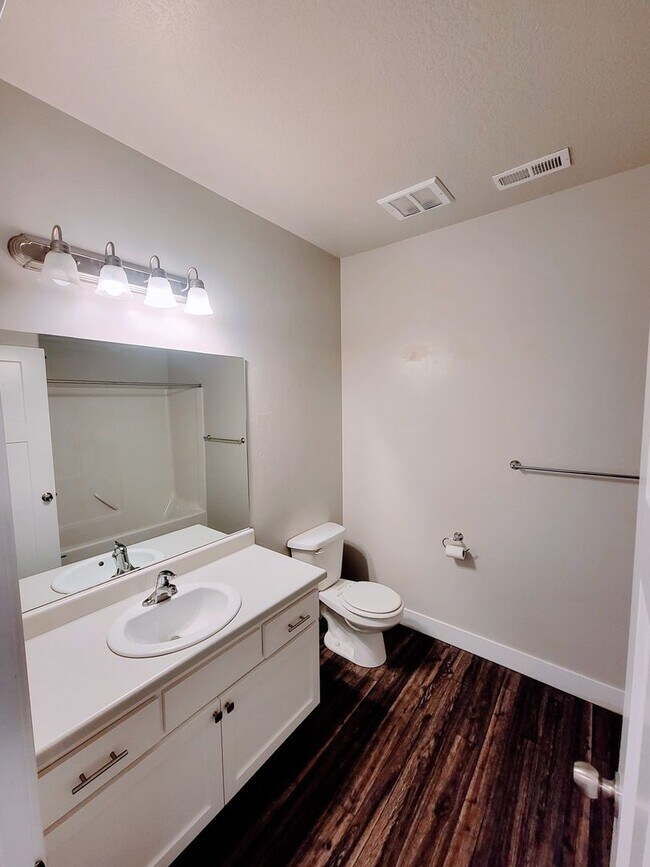 Building Photo - Gorgeous Modern Home!