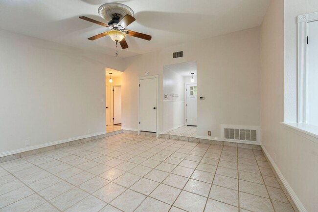 Building Photo - Beautiful 3 bedroom, 2 bathroom home in South Austin!!!
