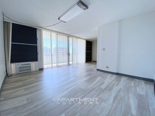 Building Photo - RENOVATED! 2 BED / 2 BATH / 1 PRK! CONVENI...