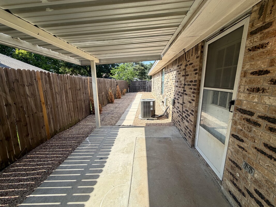 Building Photo - 7501 April Ln