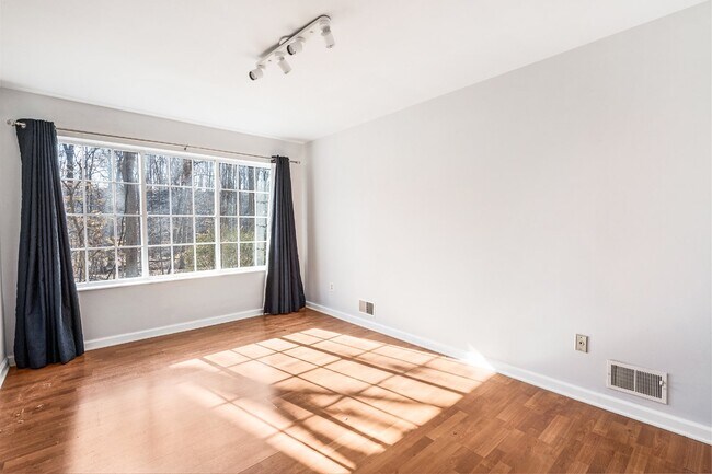 Building Photo - 153 Riveredge Dr