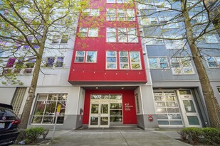 Building Photo - 827 Hiawatha Pl S