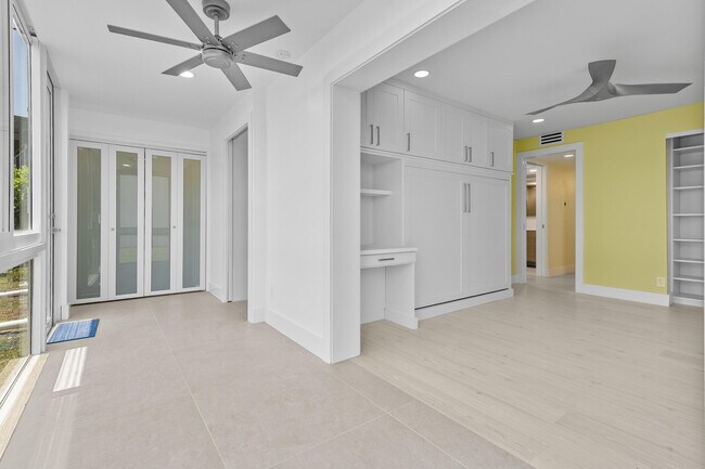 Building Photo - 969 Normandy U