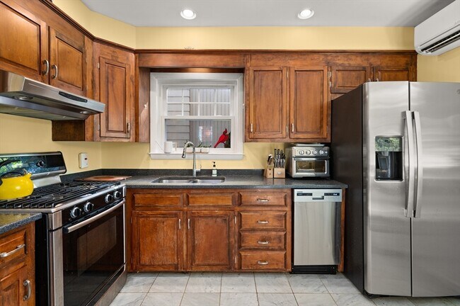 Building Photo - 32 Charles St