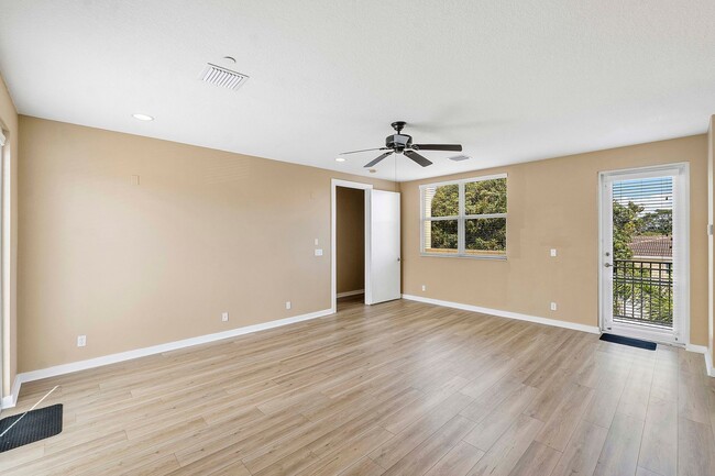 Building Photo - LARGE 3-bed, 3-bath townhome with 2-car ga...