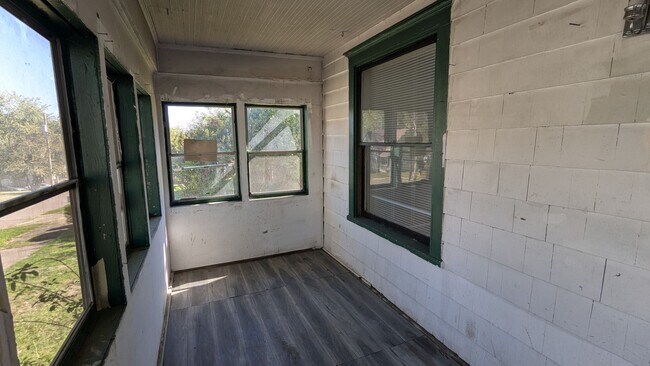 Building Photo - 4-Bedroom, 1-Bathroom Single Family Home f...