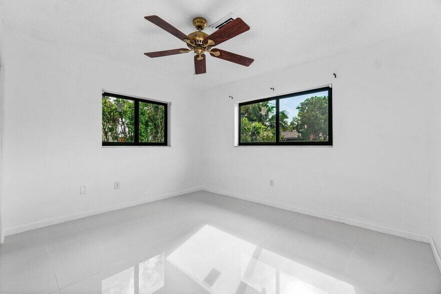 Building Photo - 899 NW 7th Dr
