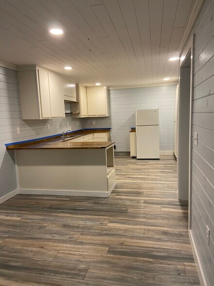 Kitchen - 212 Westwood Dr