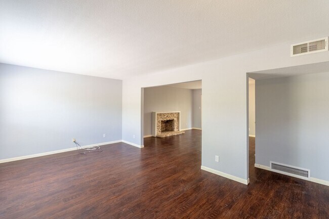 Building Photo - Beautiful 3 bedroom Home in West Congress!