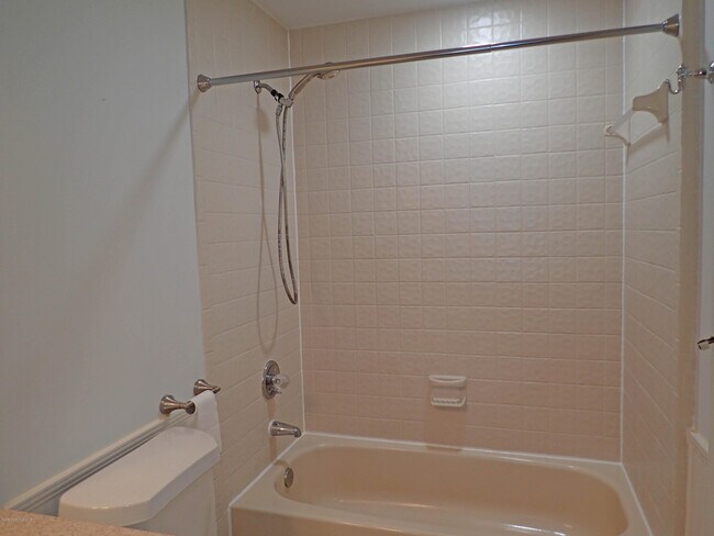 Building Photo - 525 Hidden Creek Dr