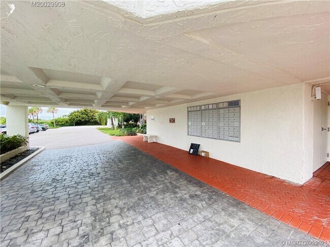 Building Photo - 9400 S Ocean Dr
