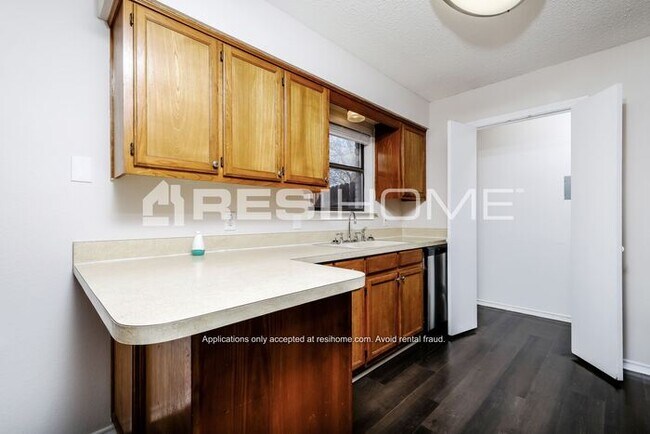 Building Photo - "Welcome Home! Get 1 month FREE RENT when ...
