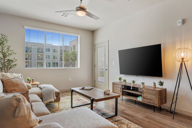 Building Photo - 711 W Broadway Rd