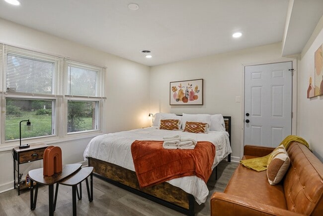 Building Photo - 366 N Hemlock Ave