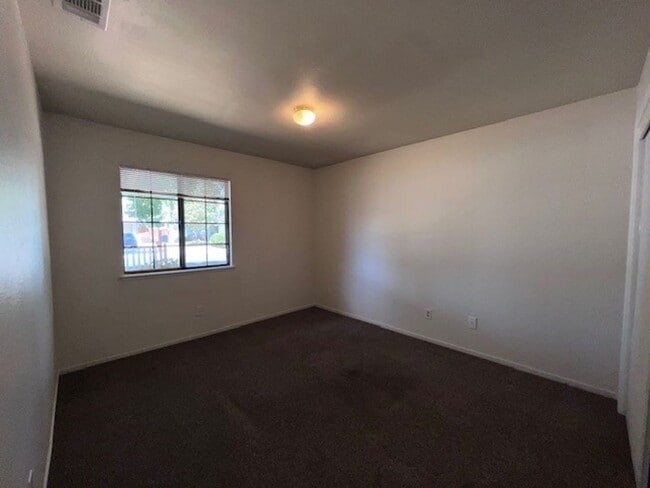 Building Photo - 3 Bedroom 2 Bath home close to schools, sh...