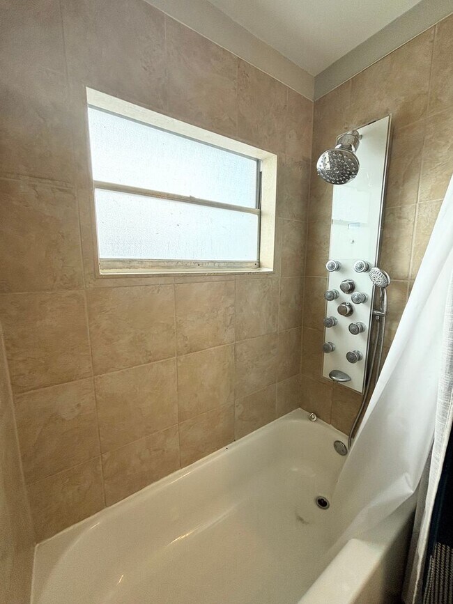 Building Photo - Newly Remodeled 3/2 with Pool