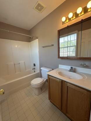 Building Photo - Great 4 Bedroom Home with Bonus Room In Country Club Estates-1112 Westmoreland Dr.