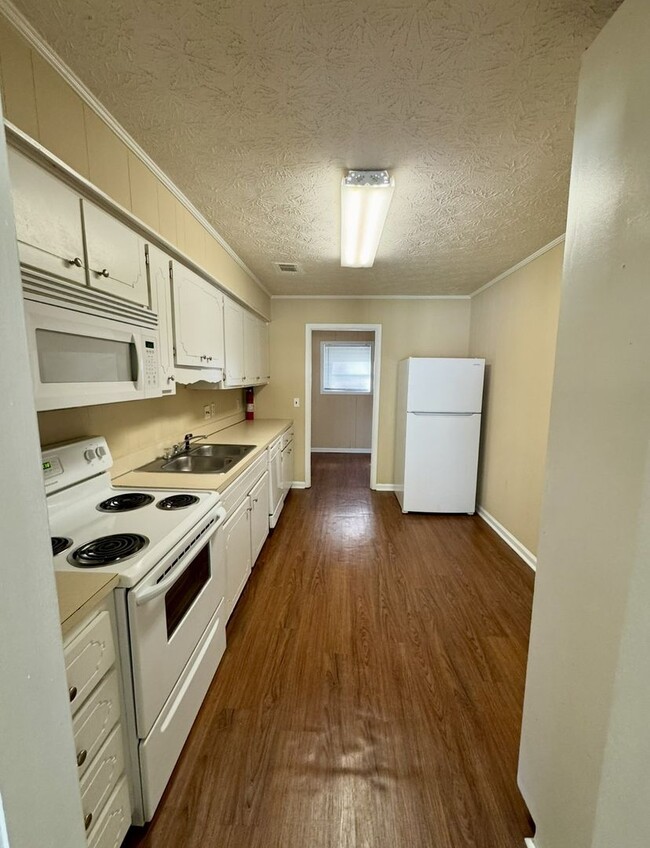 Building Photo - Duplex on East University Drive!